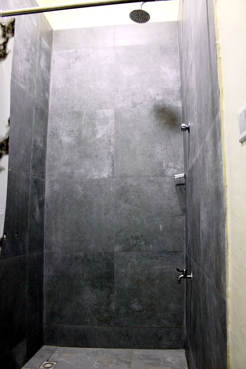 Deluxe queen studio suite, Deluxe queen studio suite bathroom with walk-in rainfall shower