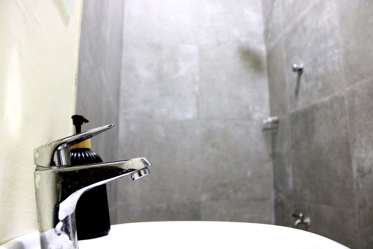 Deluxe queen studio suite, Deluxe queen studio suite bathroom with chrome faucet, soap dispenser and rainfall shower