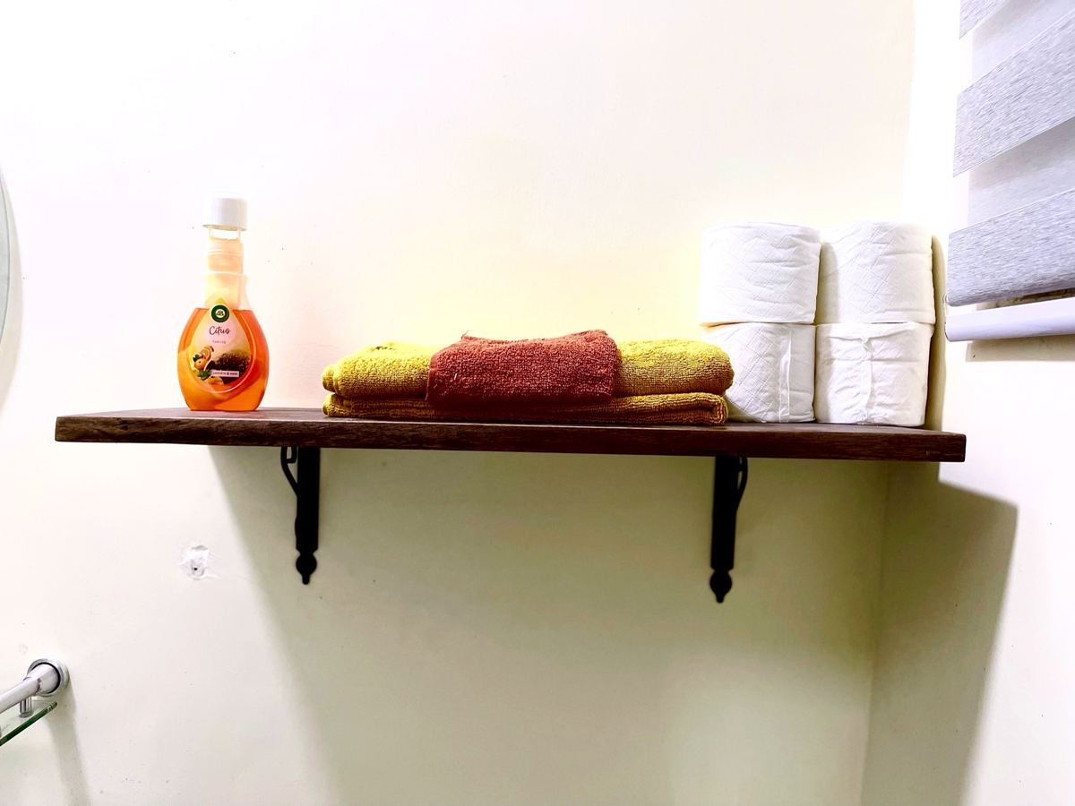 Economy studio suite, Bathroom shelf with fresh towels and toilet paper