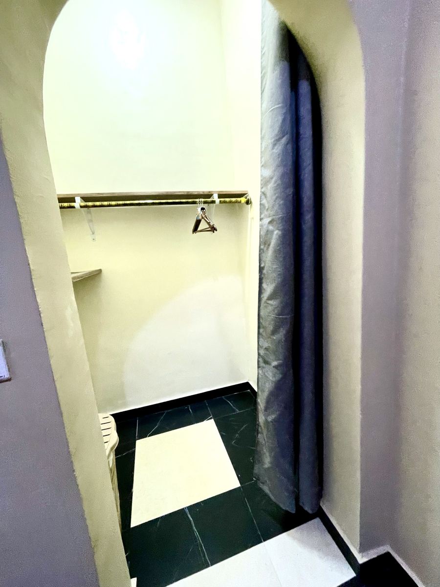 Deluxe queen studio suite, Walk-in closet with hanging rail, shelf and curtain