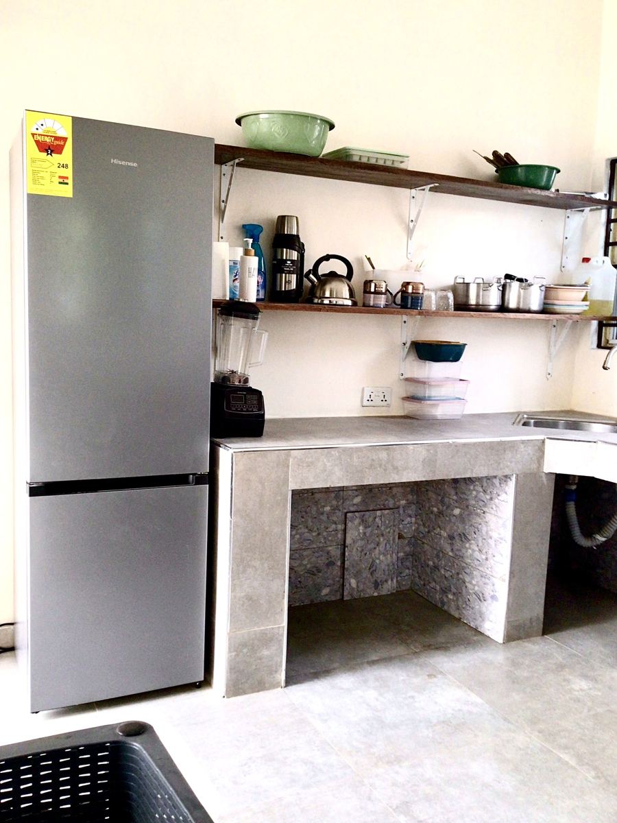 Economy studio suite, Shared kitchen with refrigerator, open shelving and counter