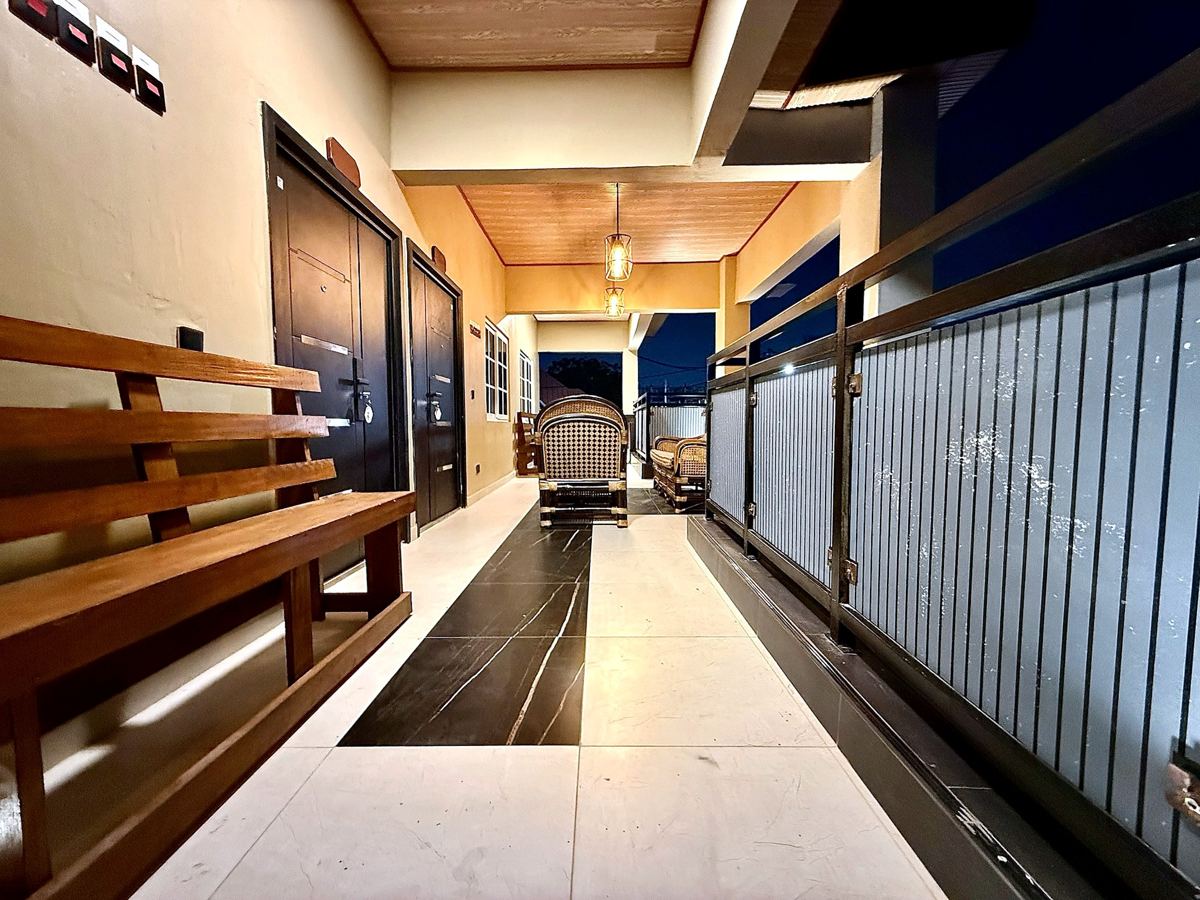 Luxury 1 bedroom, Front porch walkway with bench