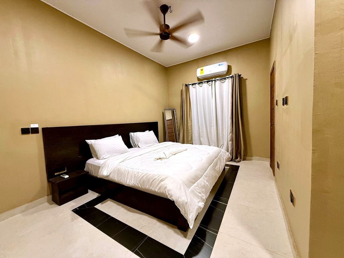 Luxury 3 bedroom, Bedroom with king size bed, AC and ensuite bathroom