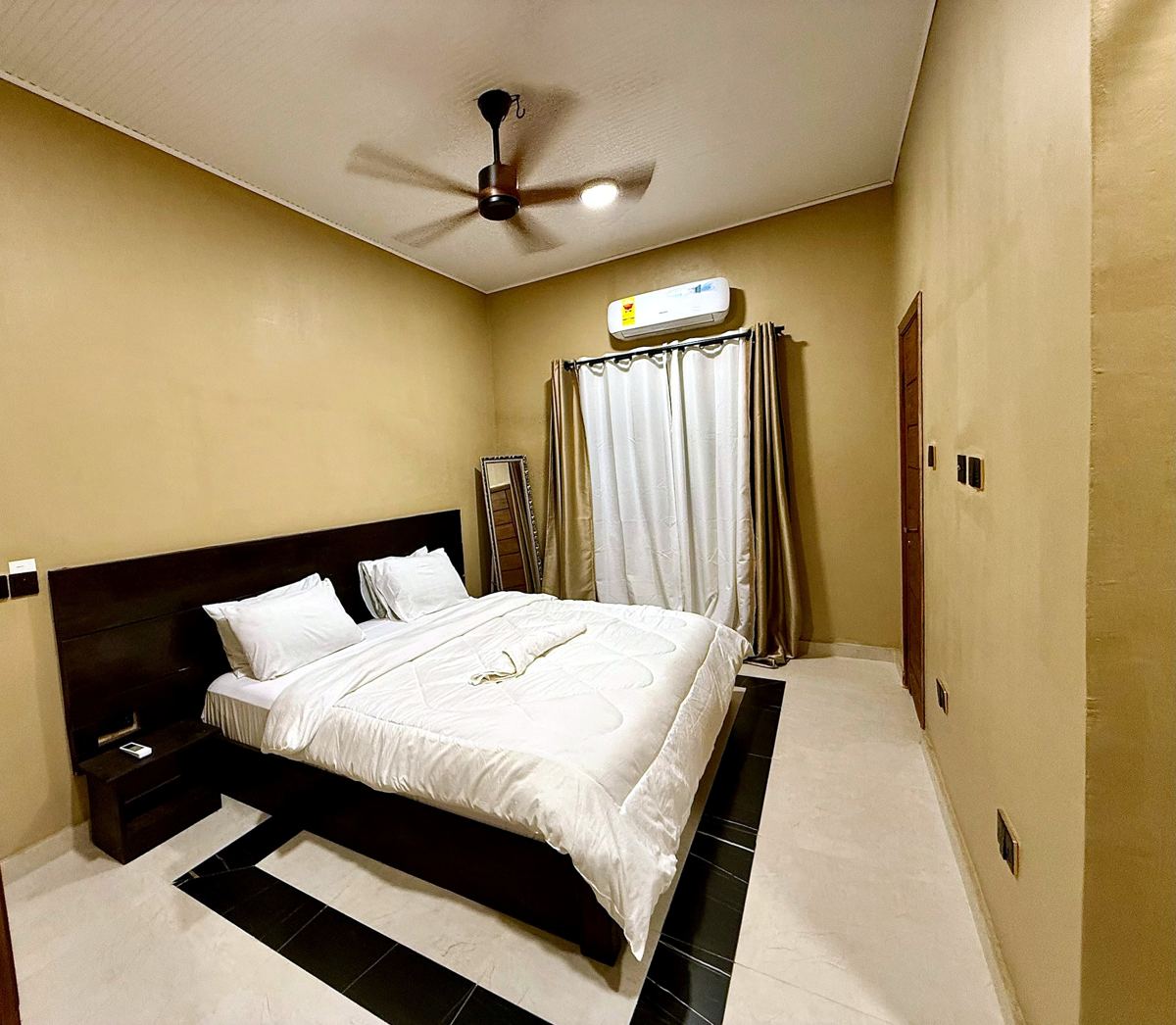 Luxury 1 bedroom, Bedroom with king size bed, AC and ensuite bathroom