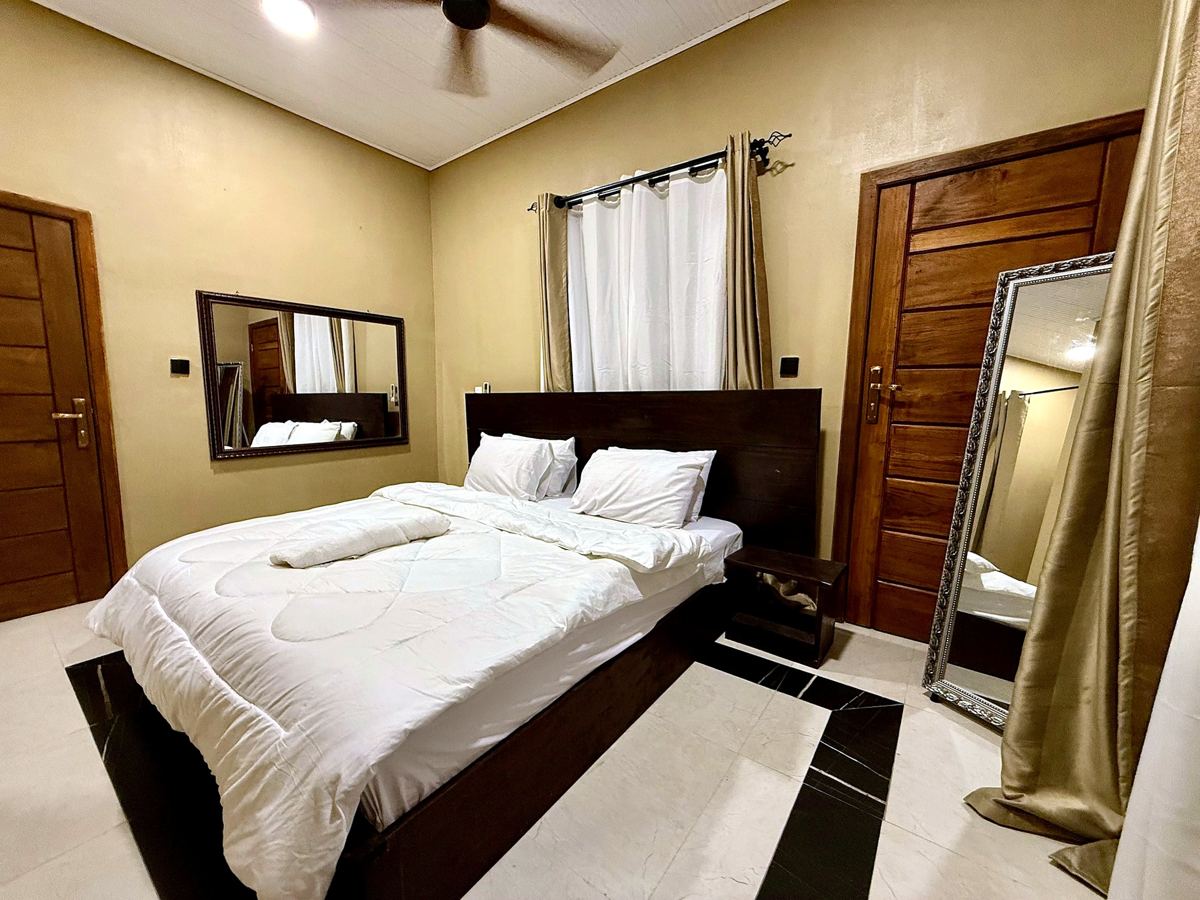 Luxury 3 bedroom, Bedroom with king size bed, AC and ensuite bathroom