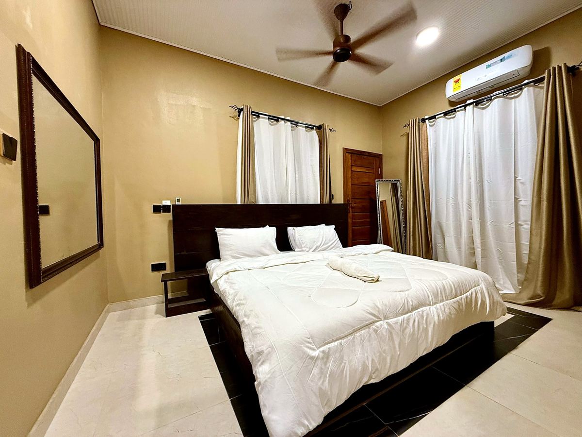 Luxury 2 bedroom, Bedroom with king size bed, AC and ensuite bathroom